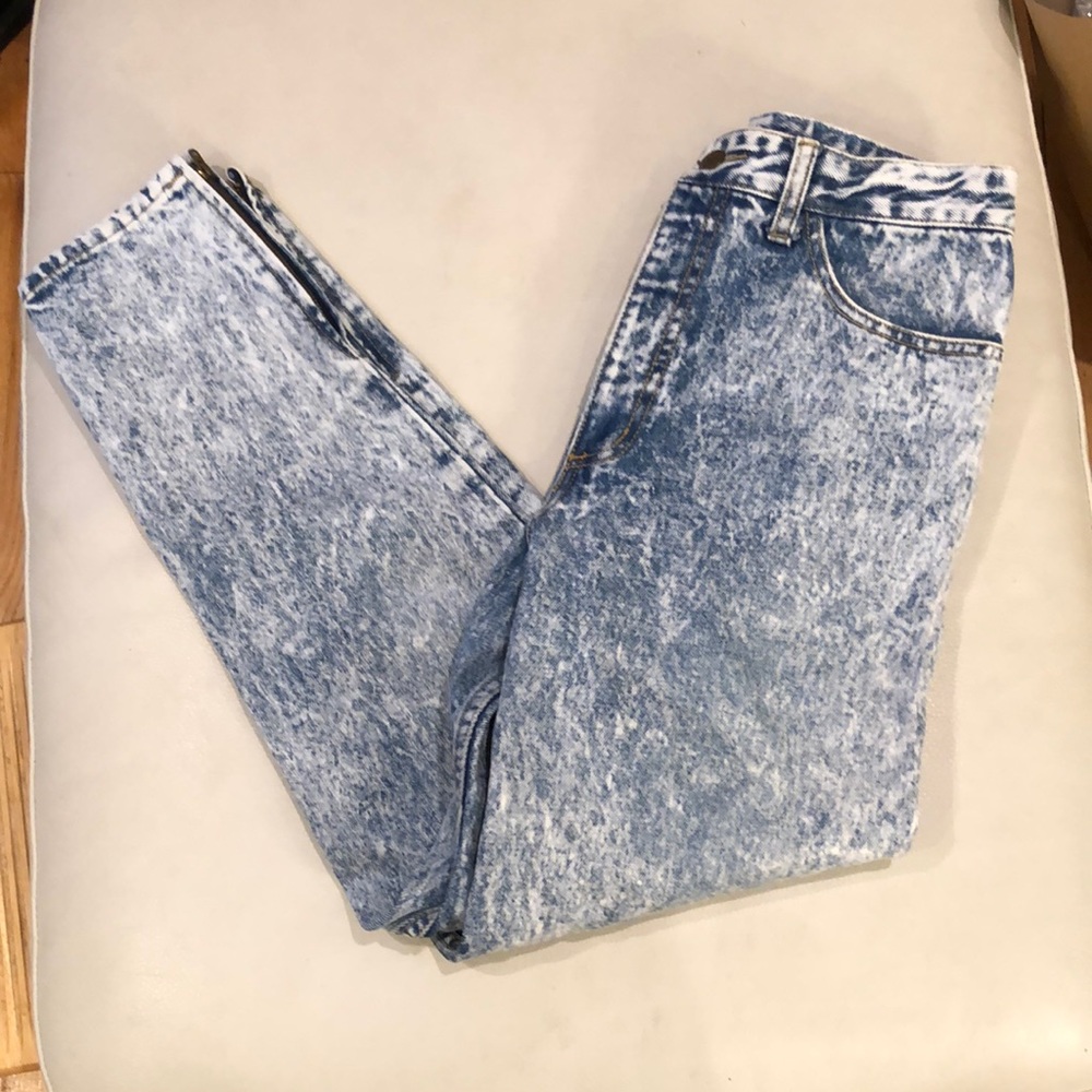 Guess acid wash blue mom jeans with ankle zipper